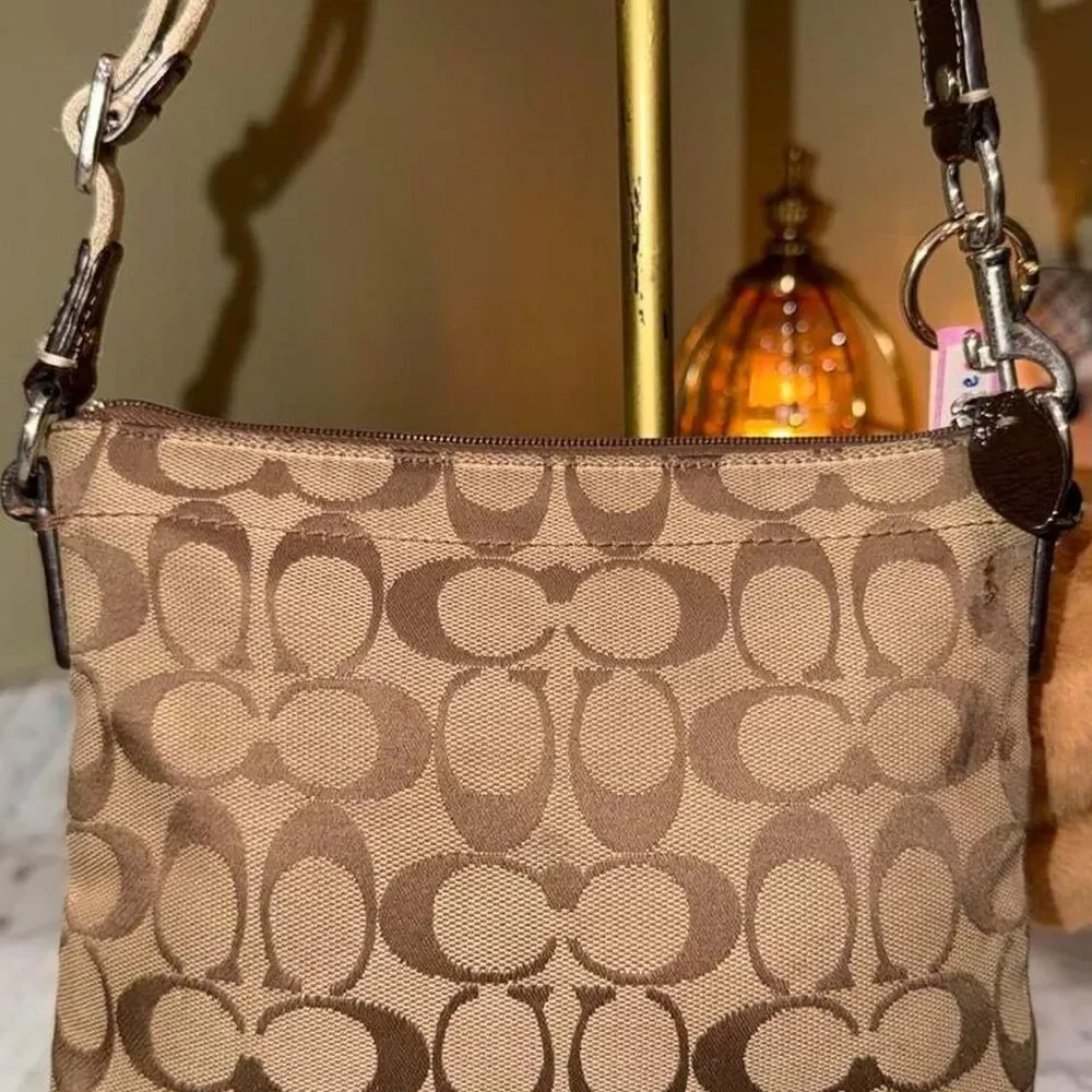 Vintage coach Penelope turnlock crossbody bag that can be wore as a shoulder bag